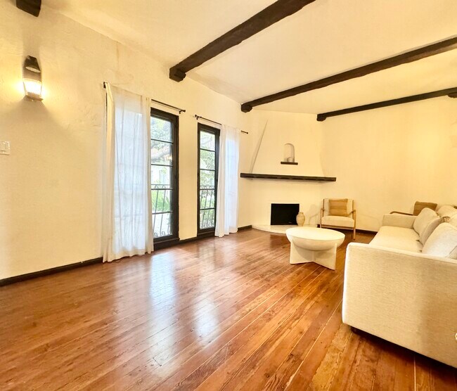Foto del edificio - 2270 Beachwood Dr