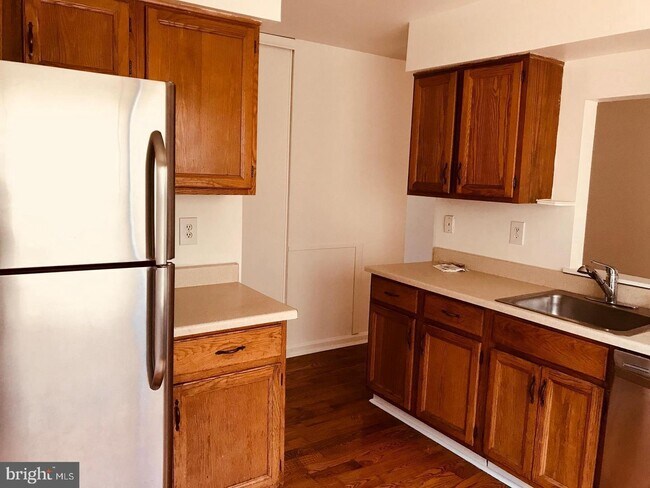 Building Photo - 422 Carousel Ct