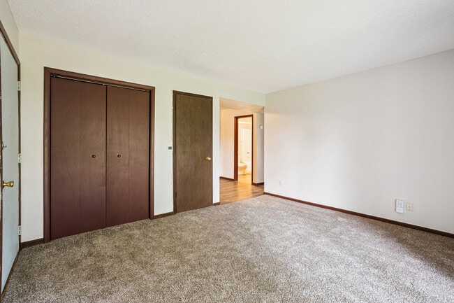 Building Photo - Lincoln Manor Apartments