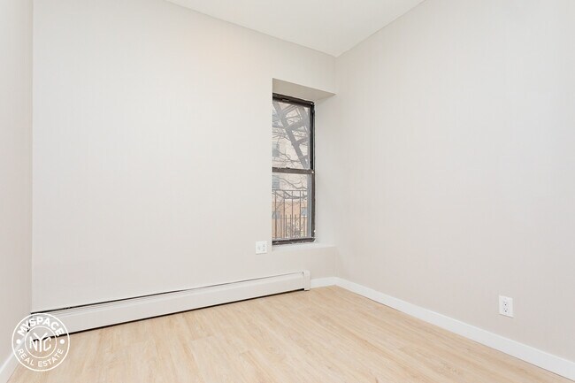 Foto del edificio - 879 Dekalb Ave
