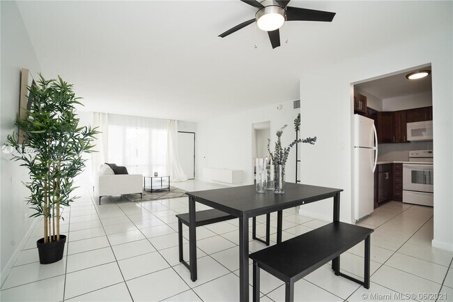 Foto del edificio - 2100 NE 33rd Ave