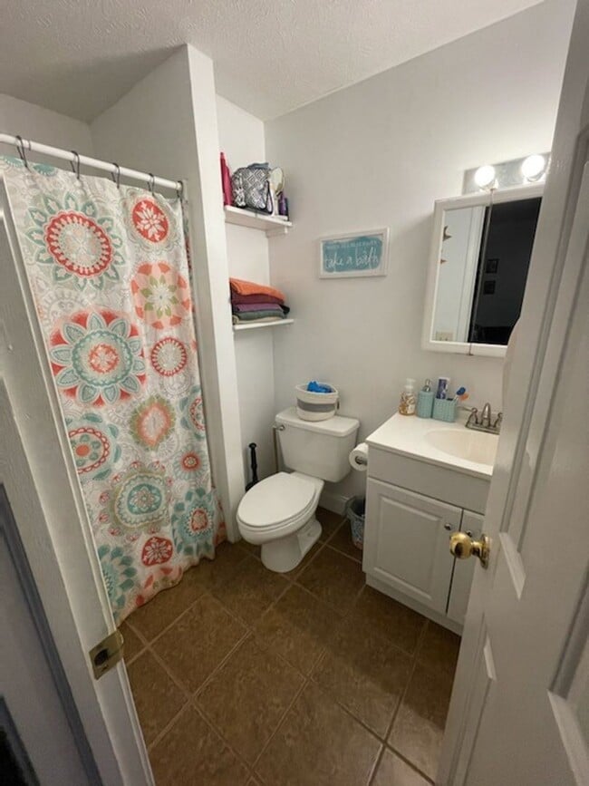 Building Photo - Cozy 2 bed unit available!