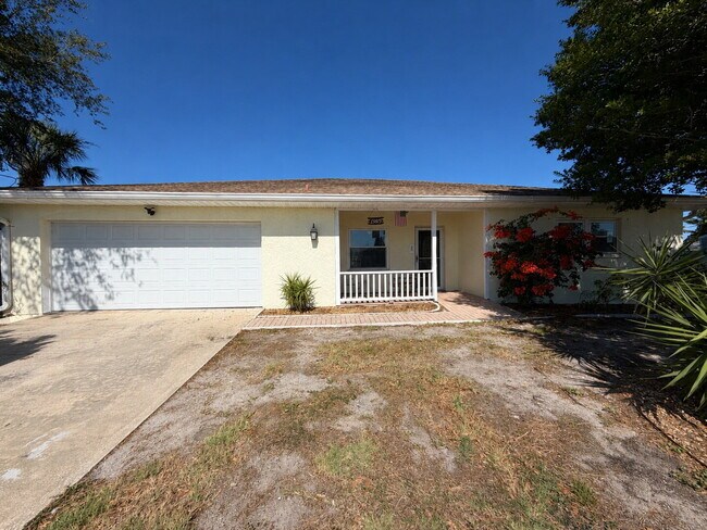 Foto del edificio - "Waterfront Home with Dock! 3-Bedroom Oasis with 2 Baths and 1,800 Sq Ft of Comfort in Hudson, FL!"