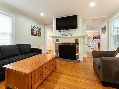 Building Photo - Charming 3-Bedroom Historic Home in Downto...