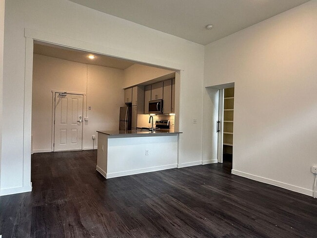 Foto del edificio - "Cozy Urban Retreat: Stylish 1-Bedroom Apartment in Vibrant Cincinnati Location!"