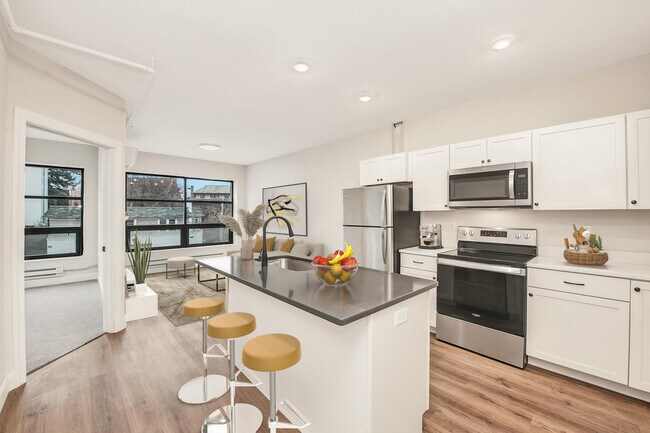 Foto del edificio - 2577 N Downer Ave