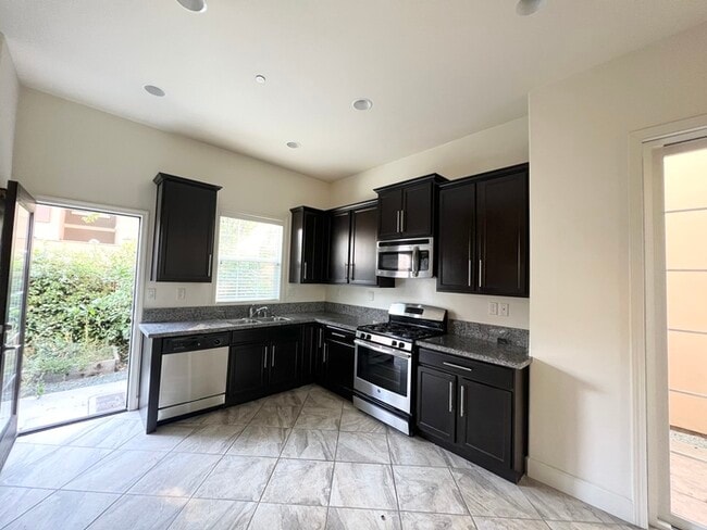 Building Photo - Beautiful 3 bedroom 2.5 bath in Roseville!