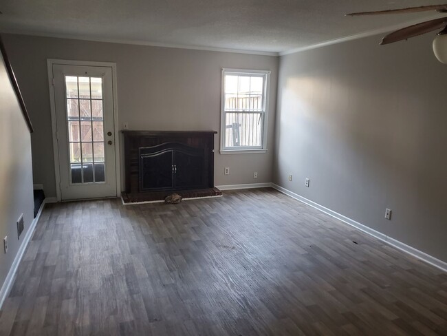 Building Photo - Just REDUCED Beautiful Townhouse Near Hwy 385