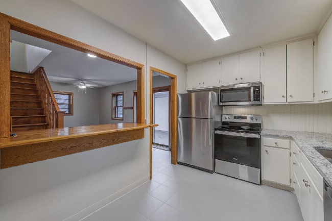 Building Photo - 65 Hackberry Hill
