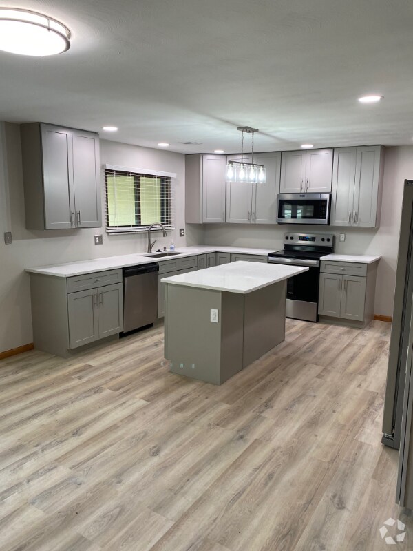 Building Photo - 2302 Lakeview Dr