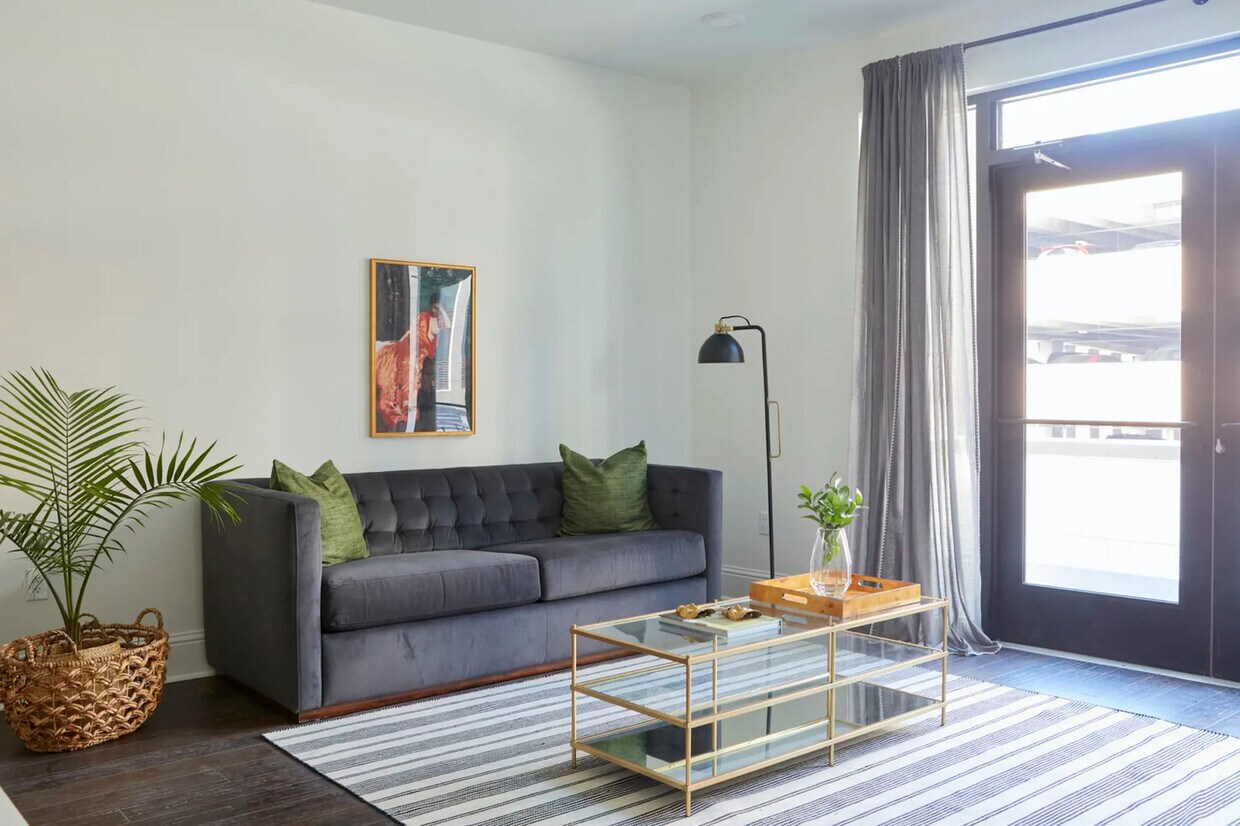 Foto principal - 301 St Charles Ave