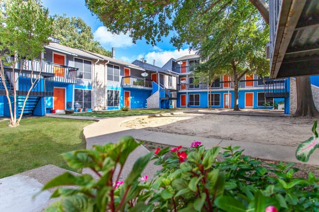 Building Photo - Villa Encanto