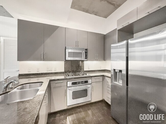 Building Photo - SD: Modern 1BR/2BA Condo with 2 Parking Spaces in Downtown San Diego!