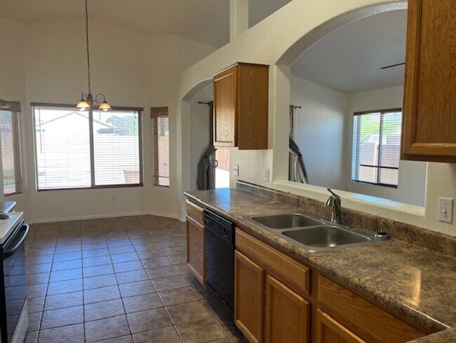 Foto del edificio - Light and Bright Continental Ranch Home