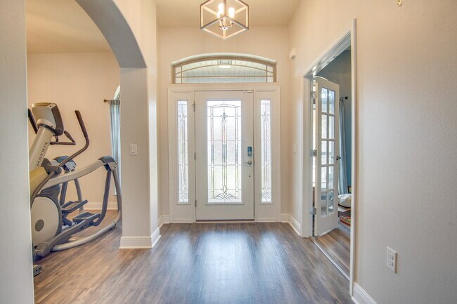 Foto del edificio - Milton 4BR Pool Home with Office, Vaulted Ceilings, Screened Saltwater Pool & 2-Car Garage