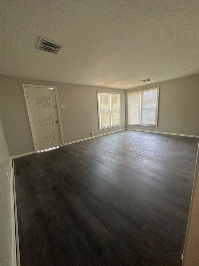 Building Photo - 526 Graf Ave