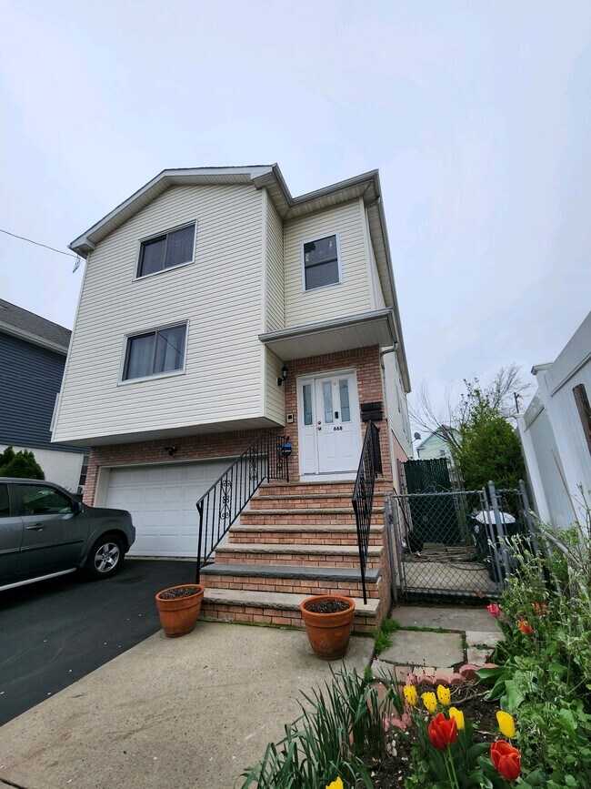Building Photo - 668 Norwood Ter