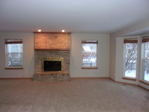Building Photo - Nicely updated 4 Bedroom 2.1 baths