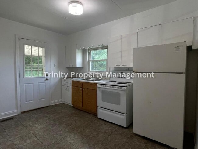 Building Photo - 204 1/2 Burton Ave