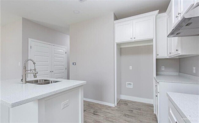 Building Photo - 2423 N Vly Cir