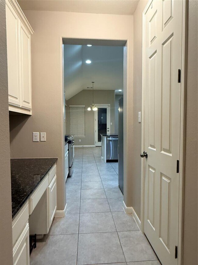 Foto del edificio - 112 E Adelanta Place