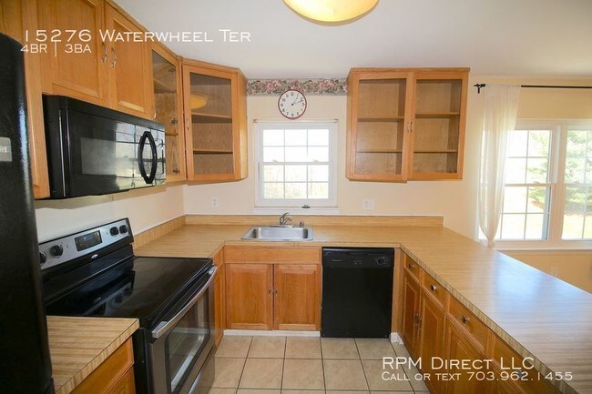 Building Photo - Large End Unit Townhouse