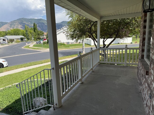 Building Photo - 799 Country Club Dr