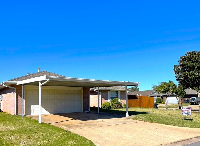 Building Photo - Charming 3BR, 2BA Gem in Yukon: Corner Lot...