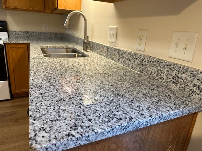 Building Photo - Beaufiful Townhouse 2 bed 1.5 bath in Monroe