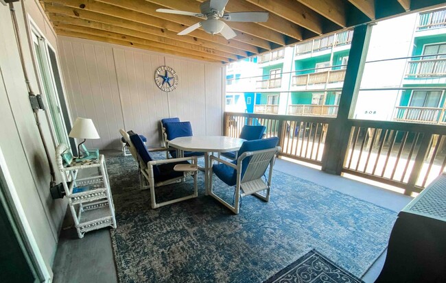 Enjoy dinner outside. Lots of space for beach gear, we have 2 chairs for you! - 505 Carolina Beach Ave N