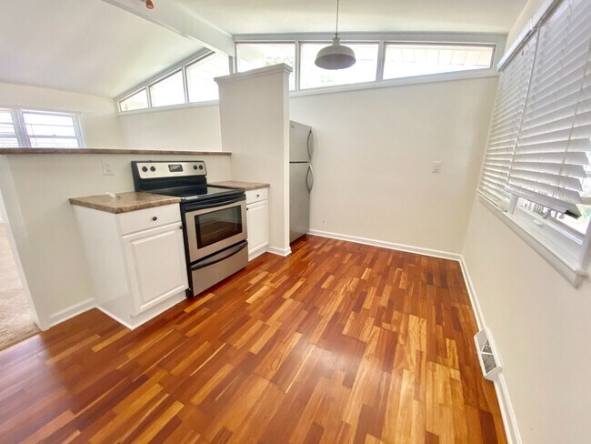 Foto del edificio - Three Bedroom Home with Amazing Backyard!