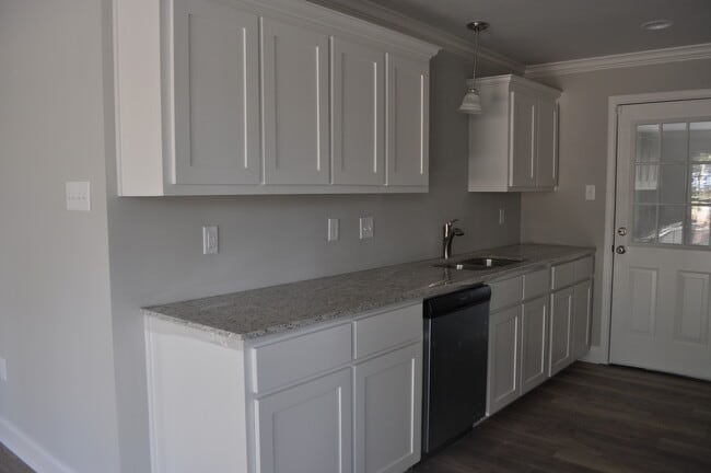 Building Photo - 1320 Benton Ln