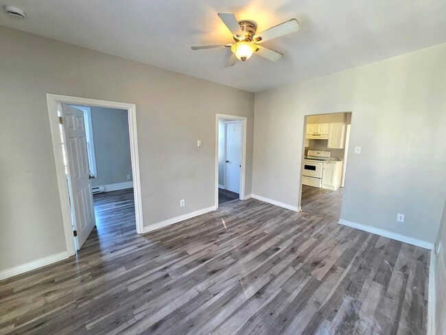 Building Photo - 10 Cedar St