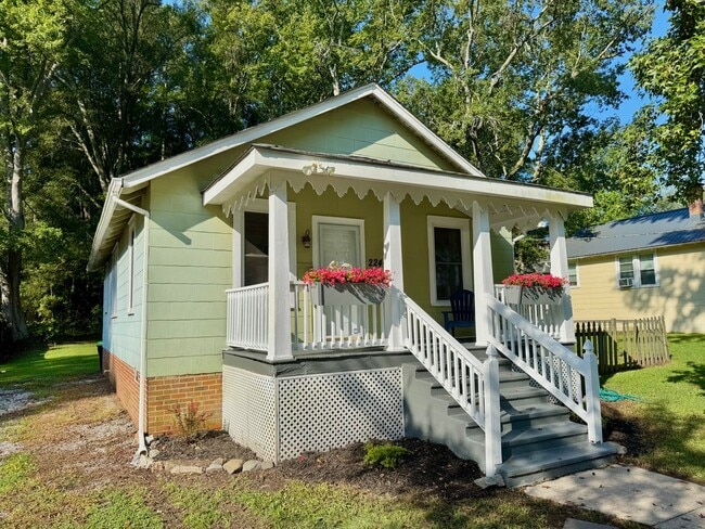 Building Photo - Adorable South Hill Charmer