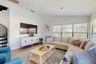 Building Photo - 525 Loquat Dr