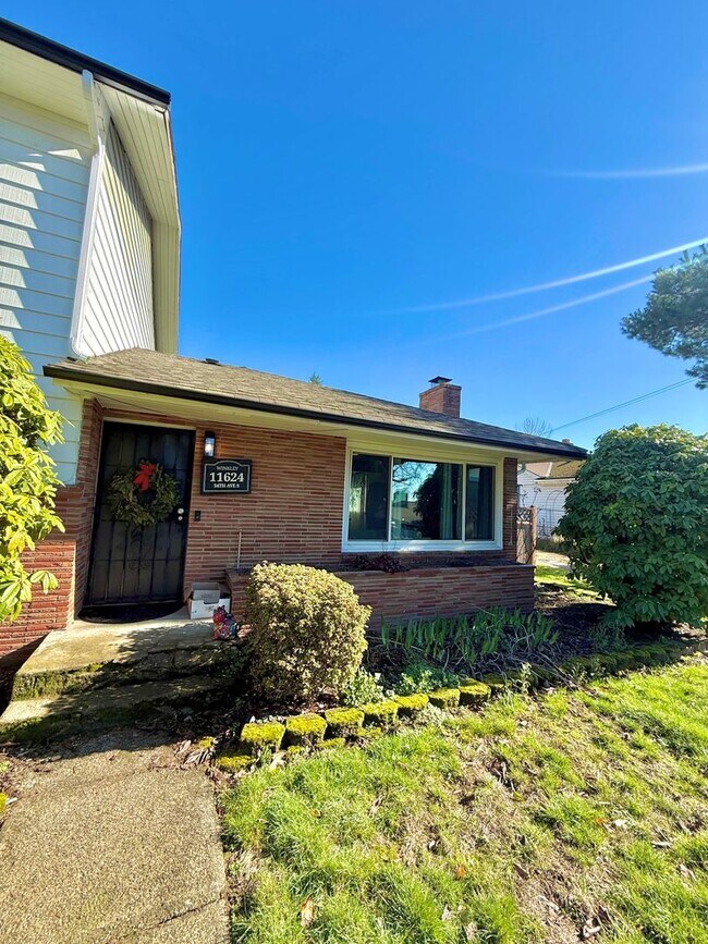 Building Photo - Spacious 5-Bedroom Rainier View Home