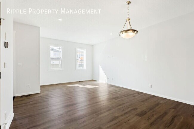 Photo du bâtiment - FANTASTIC 4 BEDS/ 2.5 BATHS HOUSE WITH BASEMENT!