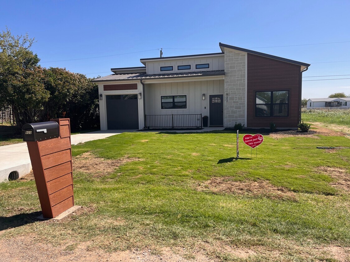 922 Dee Ave, Whitney, TX 76692 House Rental in Whitney, TX