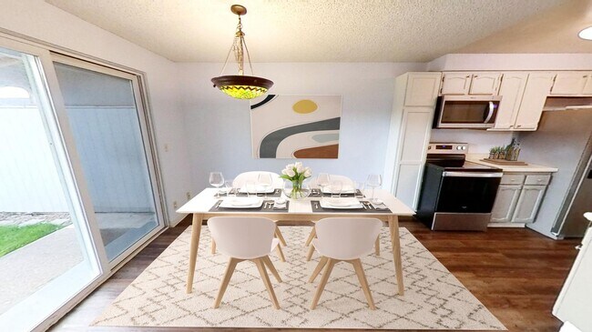 Building Photo - Open & spacious Beaverton duplex with fenc...