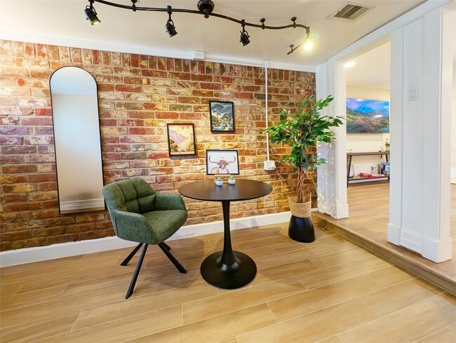 Foto del edificio - 3215 Royal Oaks Dr