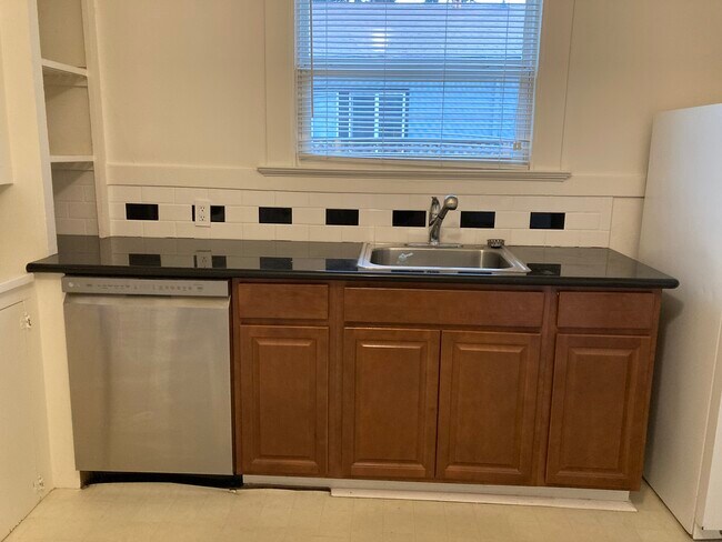Kitchen - 1120 Chula Vista Ave