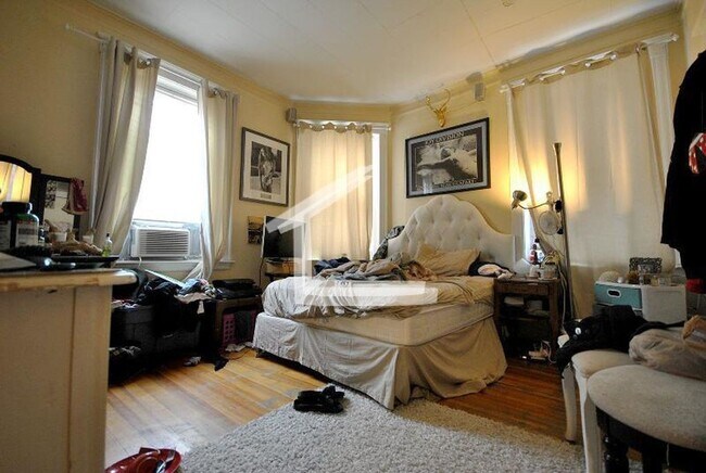Building Photo - Large unit in Allston at a discounted price!