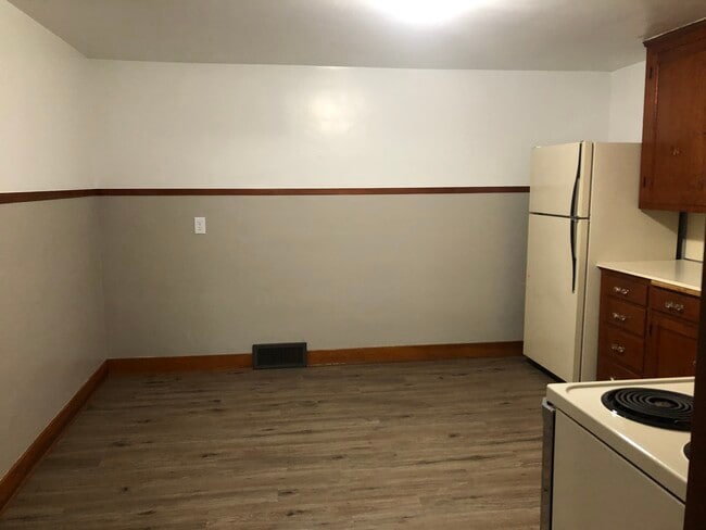 Dining Room - 323 W Wheeler Ave