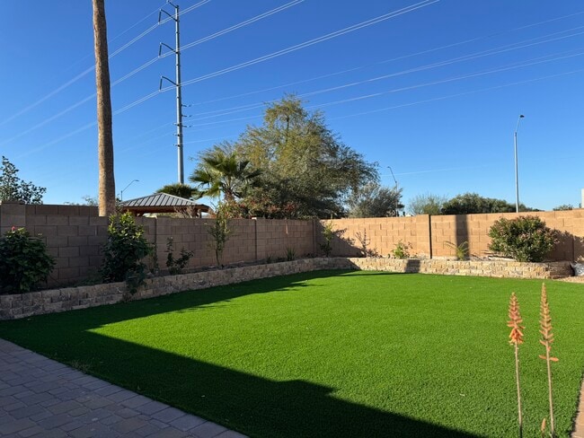 Building Photo - 3211 E Menadota Dr