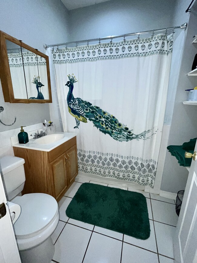 Bathroom - 2618 W Cortez St