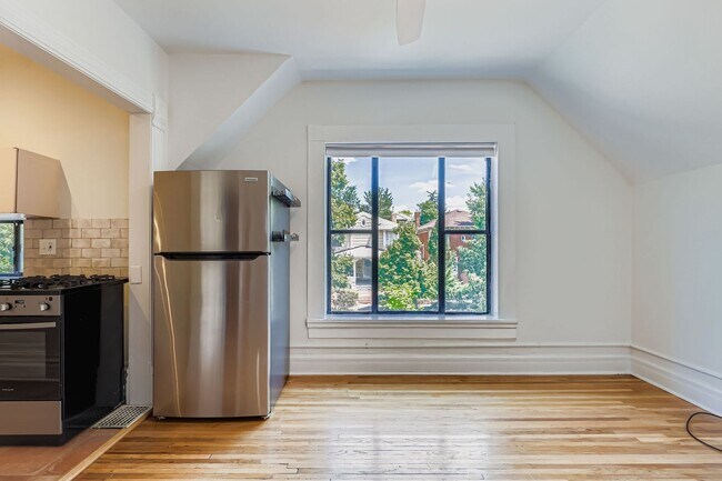Foto del edificio - Charming Upper-Level 2 bed 1 bath Unit in ...