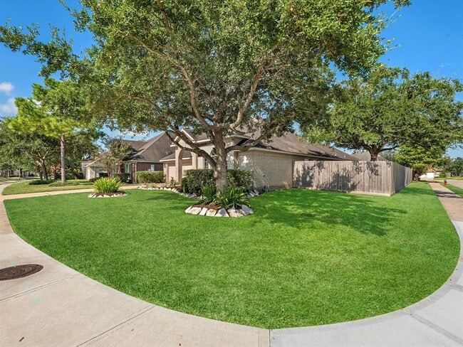 Building Photo - 501 Laddingford Ln