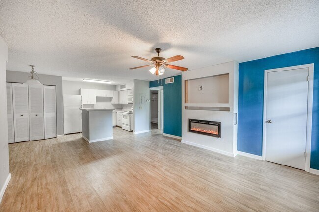 Foto del edificio - RENT BY FEBRUARY 15th and RECEIVE 2 WEEKS ...