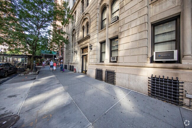 260 W 72nd St New York, NY 10023-2817 - Wellwyn Apartments