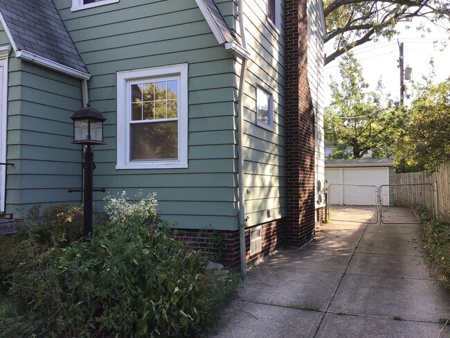 Foto del edificio - BEAUTIFUL 4 BEDROOM TUDOR STYLE HOME IN EUCLID